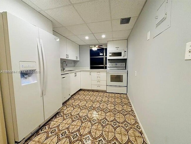 Photo - 2001 Atlantic Shores Blvd Unit 409