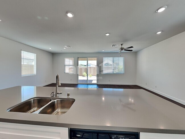 Photo - 284 Yasmin Daylily Pl