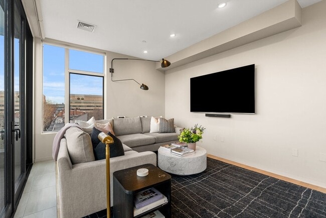 Photo - 7 E Springfield St Unidad PH6