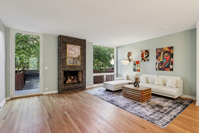 Photo - 1319 N Sandburg Terrace