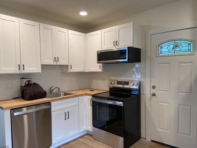 Photo - 785 Hobson St