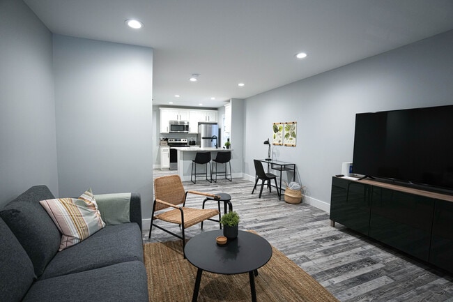 Photo - 1027 W 5th St