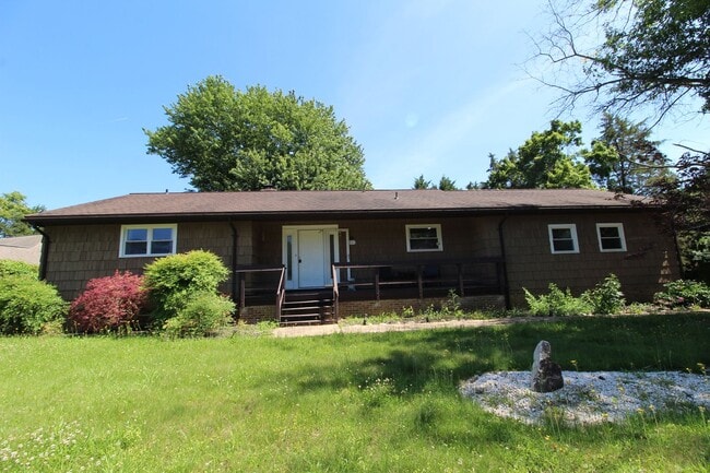 Building Photo - Bright & Spacious 2-Bedroom Home in Massanutten