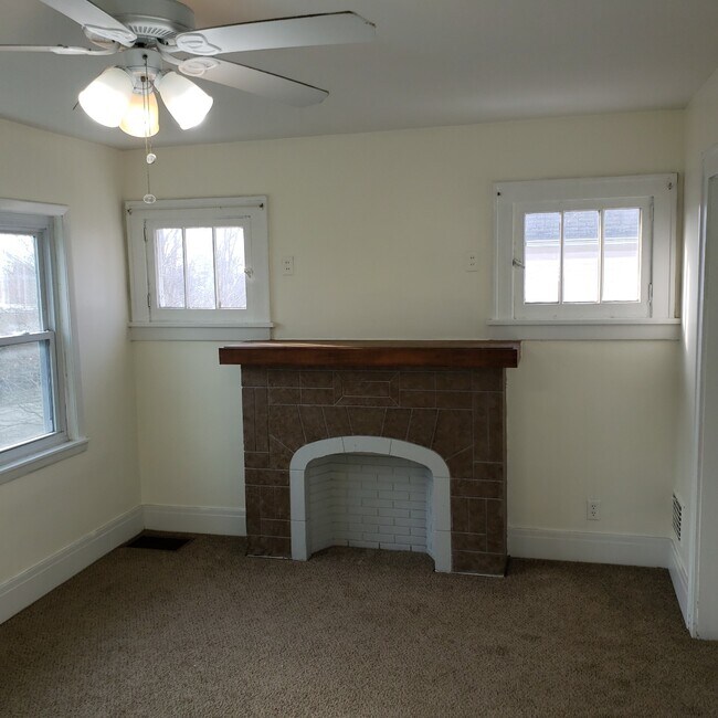 Livingroom - 173 N End Ave Unit 2