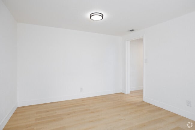 2BR, 1BA - 875SF - Dining Room