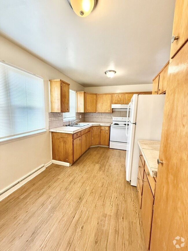 Building Photo - 2828 W 11th St Rental