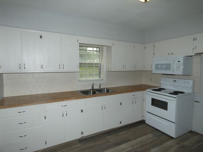 Riverside Home Ready to Lease-4701 N Green Hills Rd