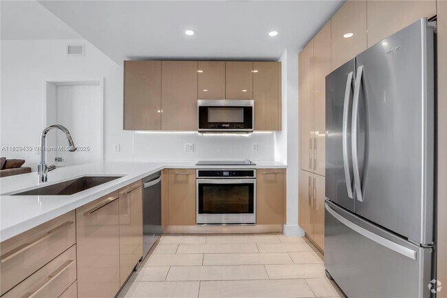Building Photo - 2000 Metropica Wy Unit 1407 Rental