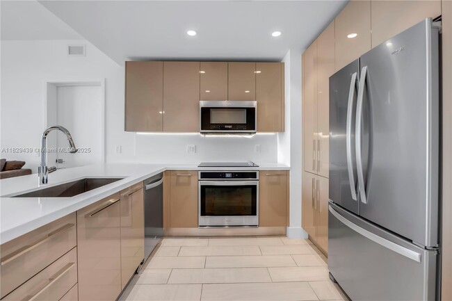 Building Photo - 2000 Metropica Wy Unit 1407 Rental