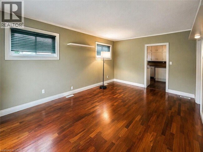 Photo - 33 Woolwich St N