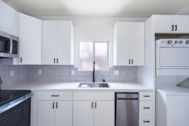 Photo - 2860 Webster Ave Unidad 2851-1