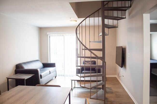 Photo - 202 E Chalmers