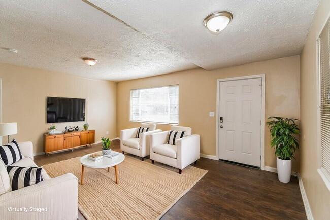 Photo - 3041 Detroit Cir N