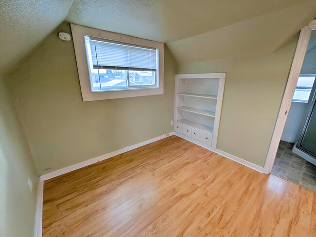 Photo - 306 2nd St NE