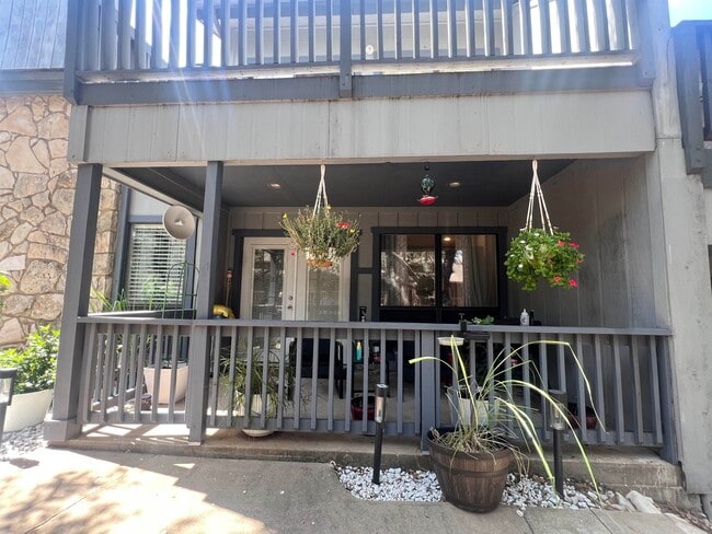 Building Photo - 307 Crestview