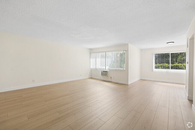 1BR, 1BA - 850SF - Living Room
