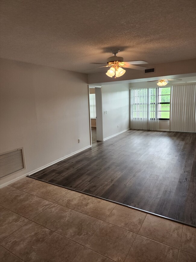 Sala de estar con vistas al lago. - 28 Plantation Dr Unidad 202