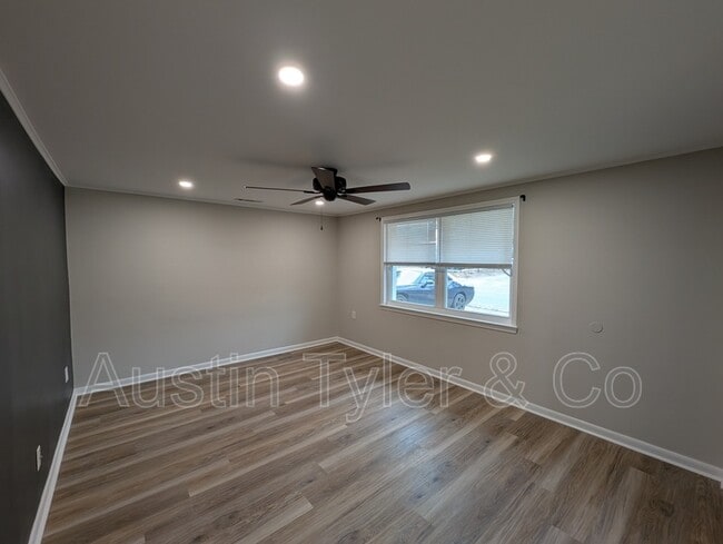 Photo - 2984A Smith St