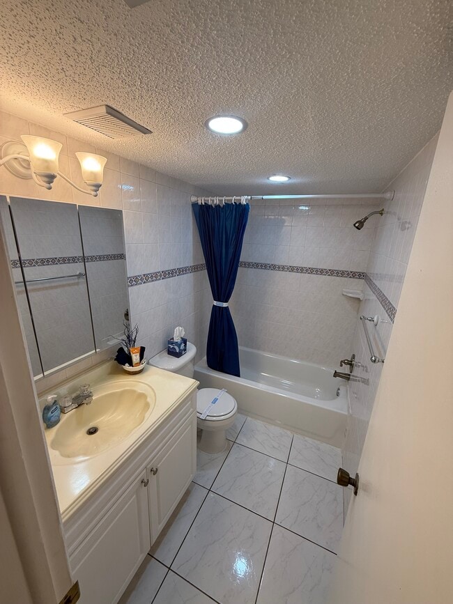 Building Photo - 4725 Christa Ct Unit Habana Park Condominiums