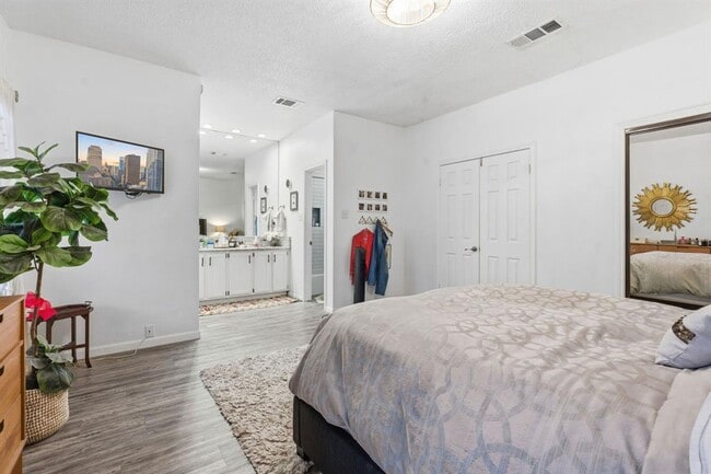 Photo - 10819 Crown Colony Dr