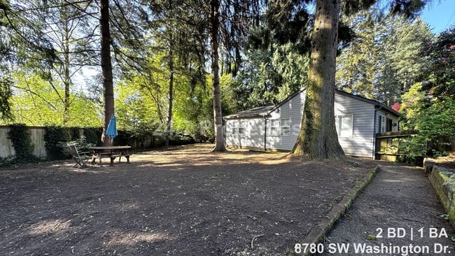 Building Photo - Bright 2 BD | 1 BA Home - A Hidden Gem in Garden Home!