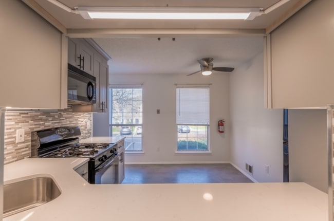 Photo - 1101 Doolittle Dr