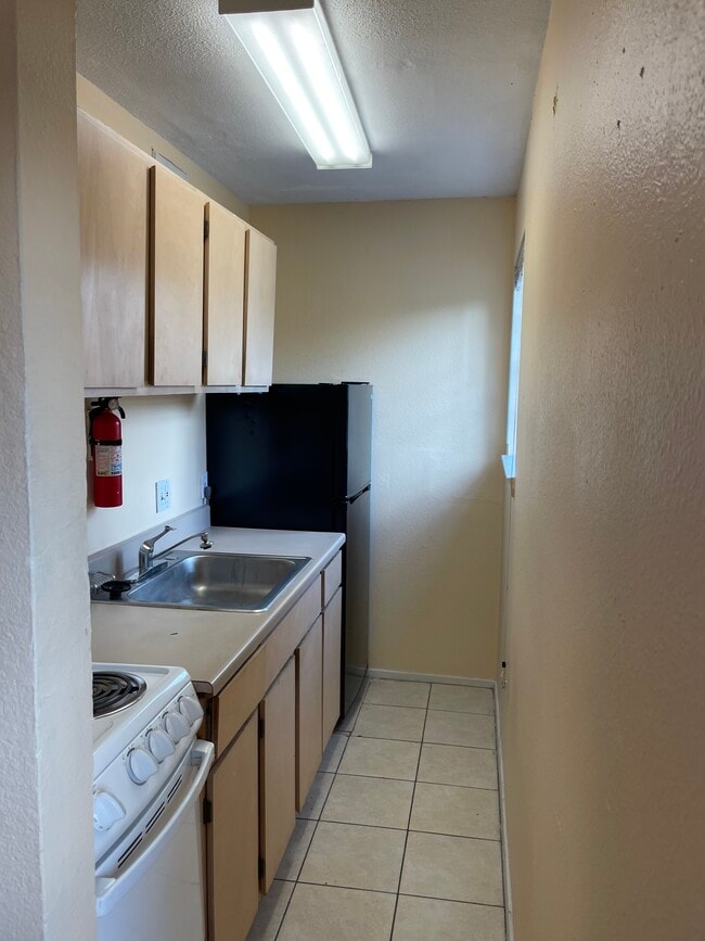 Kitchen - 3118 San Jacinto St Unit 12