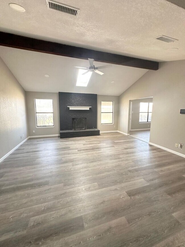 Photo - 3 Bedroom 2 Bathroom Available ASAP!