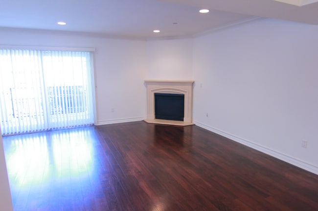 Photo - 11911 Mayfield Ave Unit 106