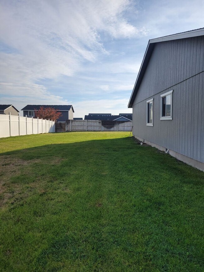 Photo - 1/2 OFF NOVEMBER RENT - 4 Bedroom House in...