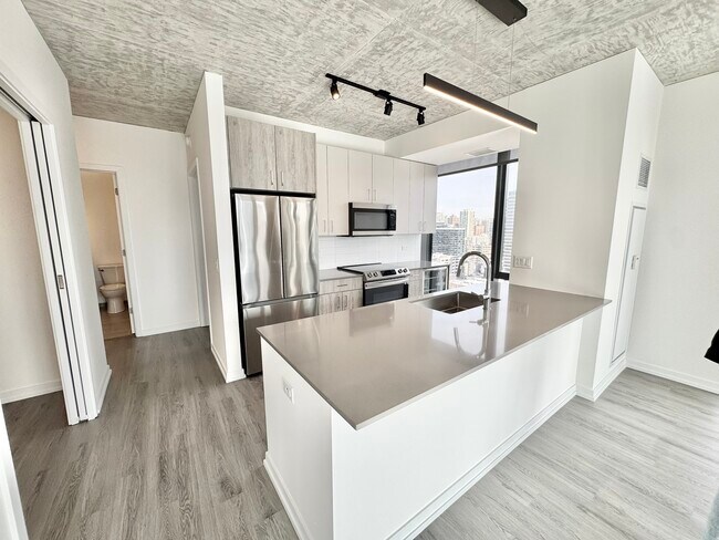 Building Photo - 461 W Chicago Ave Unit 3