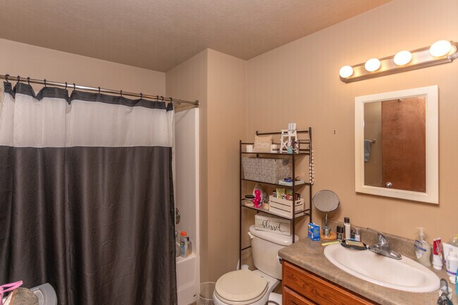 2BR, 1BA - 912SF