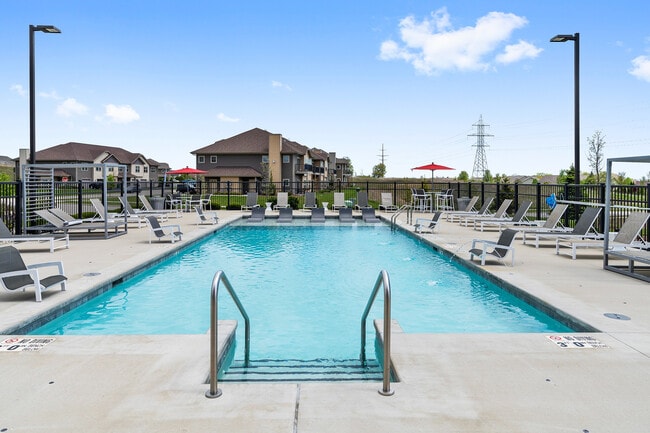 High Bluff Sparkling Outdoor Heated Pool - High Bluff Townhomes