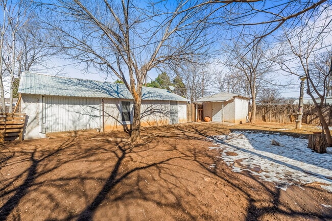 Building Photo - Cozy 1 Bedroom Apartment w/ Storage Space, Minutes from TTU & Downtown LBK Unit C