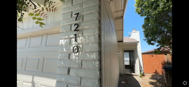 Building Photo - Completely Remodeled Three Bed, Two Bath D... Rental