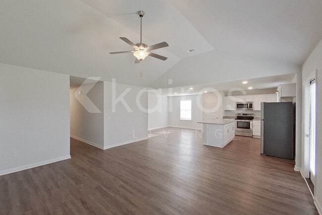 Photo - 137 Western Red Cedar Dr