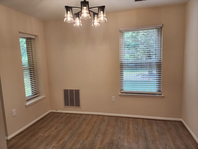 Dining with brand-new chandelier - 7908 Pearlbush Dr Unidad 102