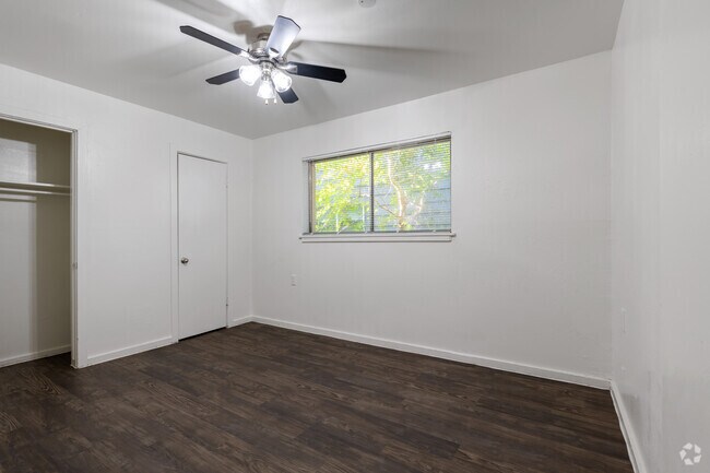 2BR, 1BA - 600SF