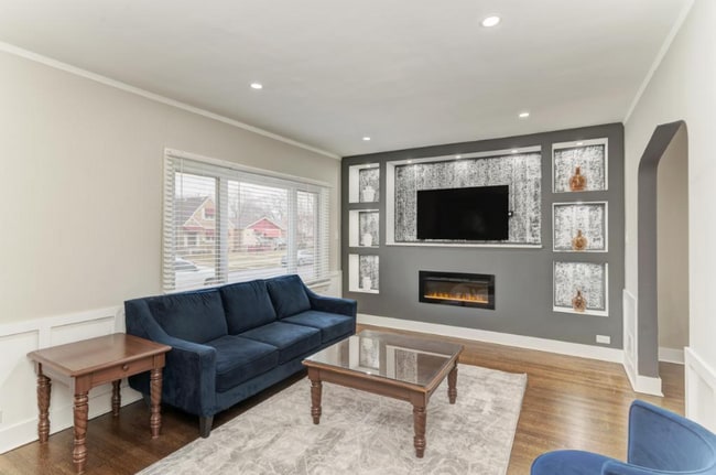 Photo - 9830 S Forest Ave