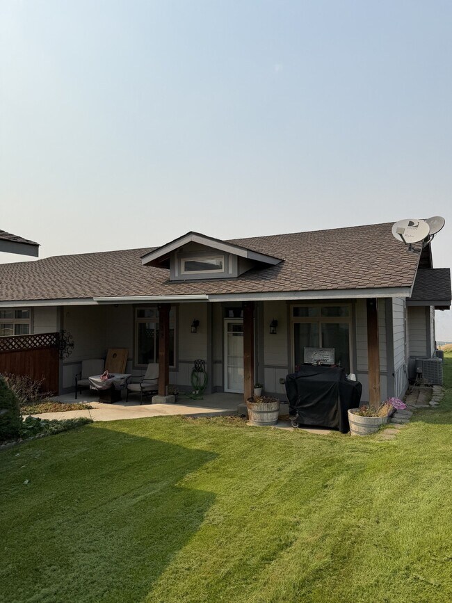 Building Photo - 122 Red Hawk Dr