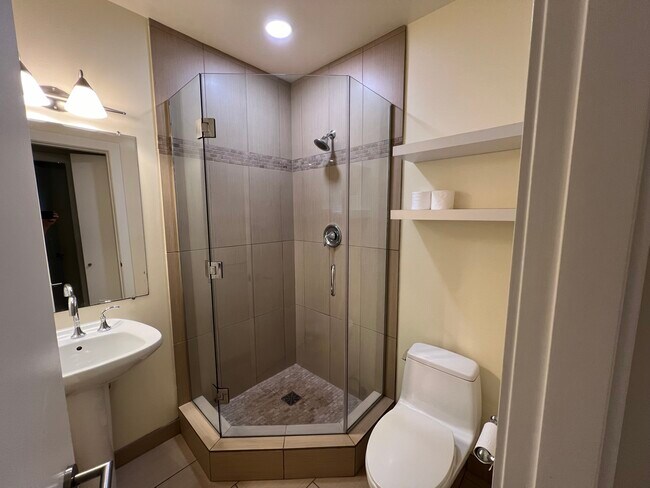 Photo - 1327 Maple St