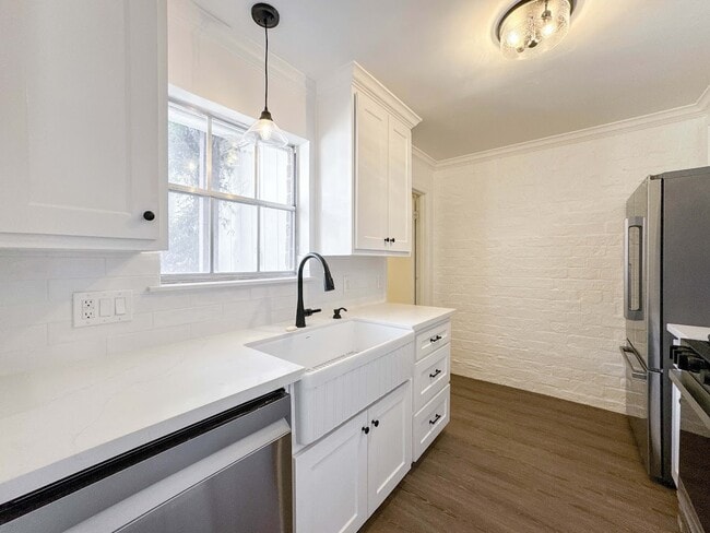 Photo - 1219 Saxony Ln