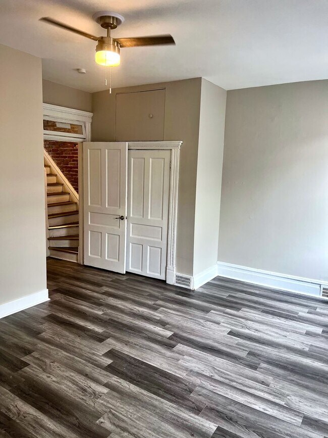 Photo - *** Apartment in South Oakland * Spacious & Renovated * Pet Friendly * Walk to Pitt * Exposed Bri... Unidad 2