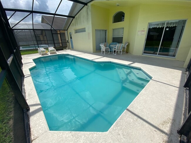 Photo - 611 Casterton Cir