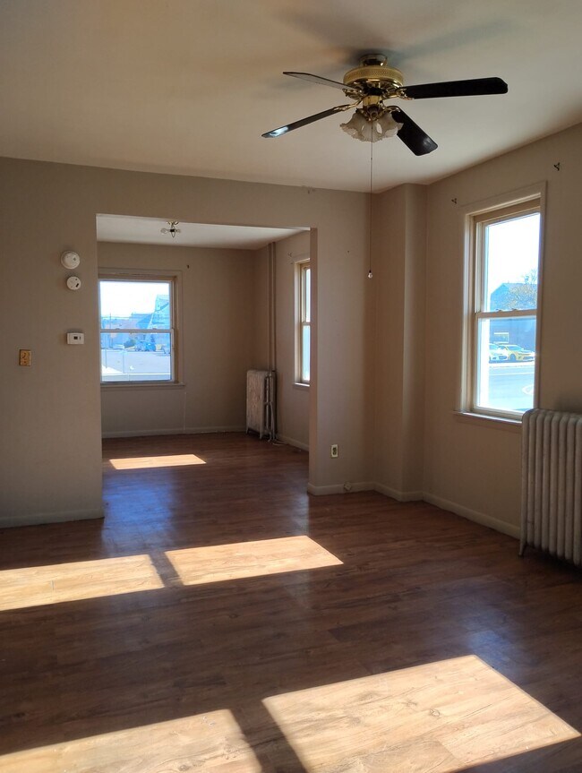 Photo - 370 S Poplar St