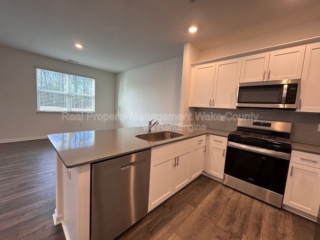 Photo - 407 Belgian Red Wy