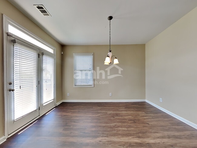 Photo - 850 Stonehaven Rd SW