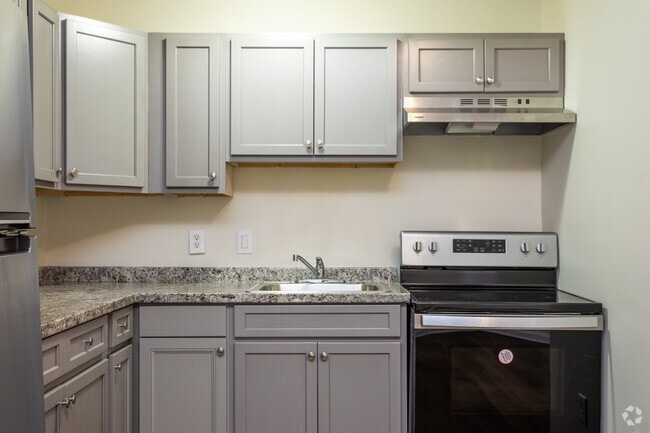 2BR, 1BA - 646SF - Kitchen