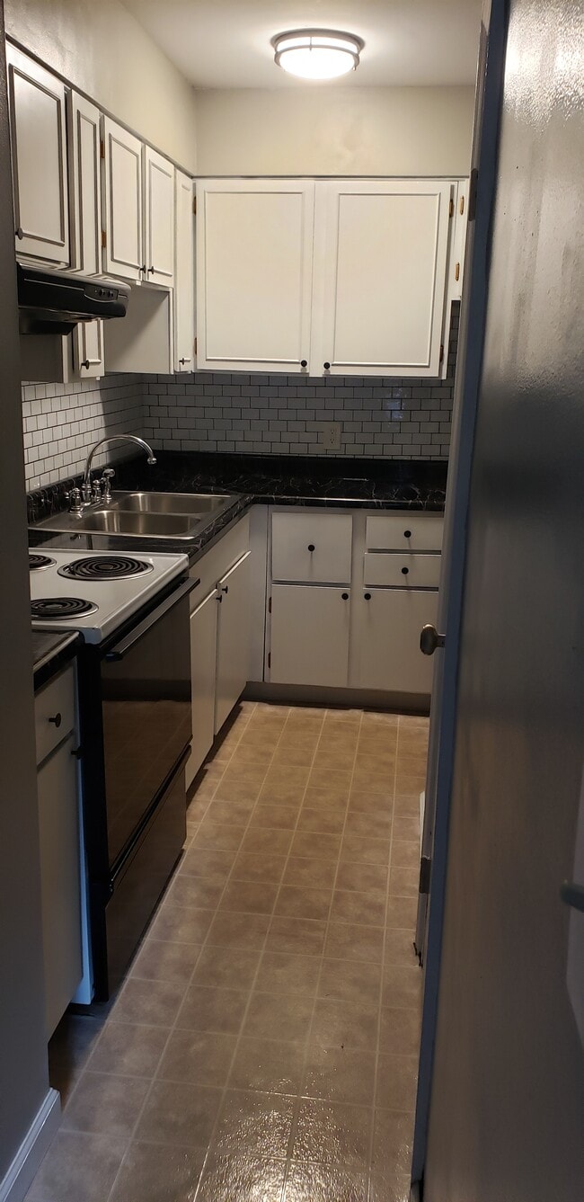 Building Photo - 128 Jamestown Ct Unit B Rental