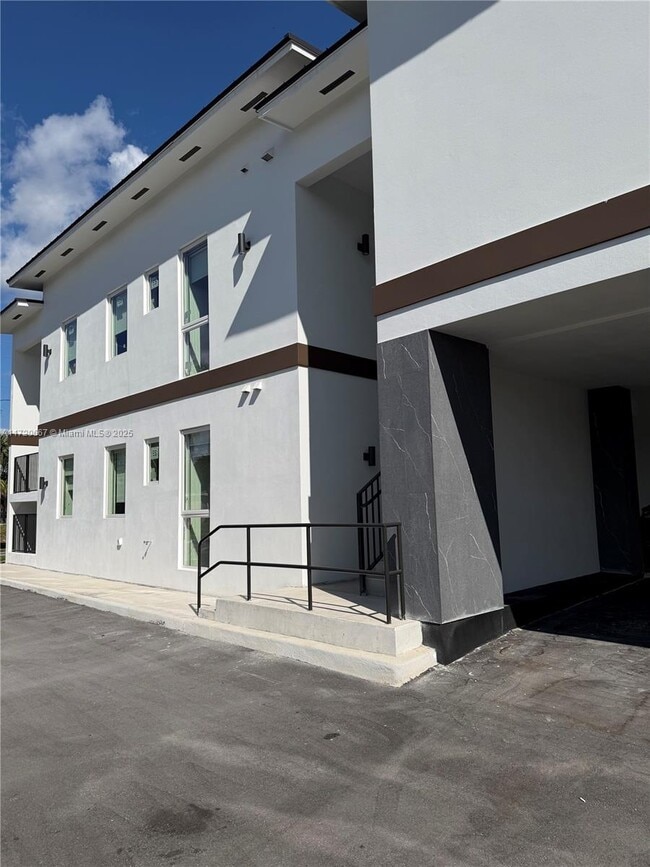 Photo - 210 SE 10th St Unit A